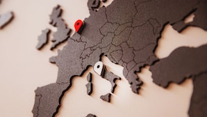 A wooden map with a pin marking a location. - VL Luxury Apartment (Polignano a Mare)
