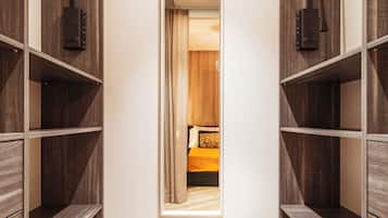 Apartment | Schrank