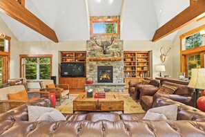 Smart-tv, eldstad, tv-spel och dvd-spelare