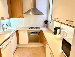 Fridge, microwave, coffee/tea maker - Elegant 2-Bedroom Apartment with Modern Amenities in Chic Rambla Catalunya, Barcelona (Barcelona)