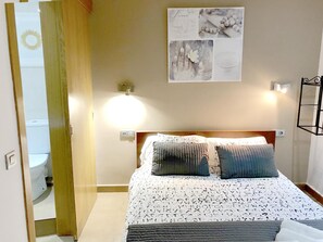 3 bedrooms, free WiFi, bed sheets - Spacious 3-Bedroom Apartment in Central Barcelona with Modern Amenities (Barcelona)