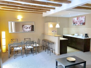 Dining - Spacious 3-Bedroom Apartment in Central Barcelona with Modern Amenities (Barcelona)
