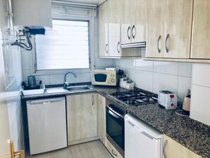 Refrigerador, microondas y cafetera y tetera 
