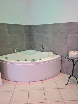 按摩浴缸、風筒、坐浴桶、提供毛巾