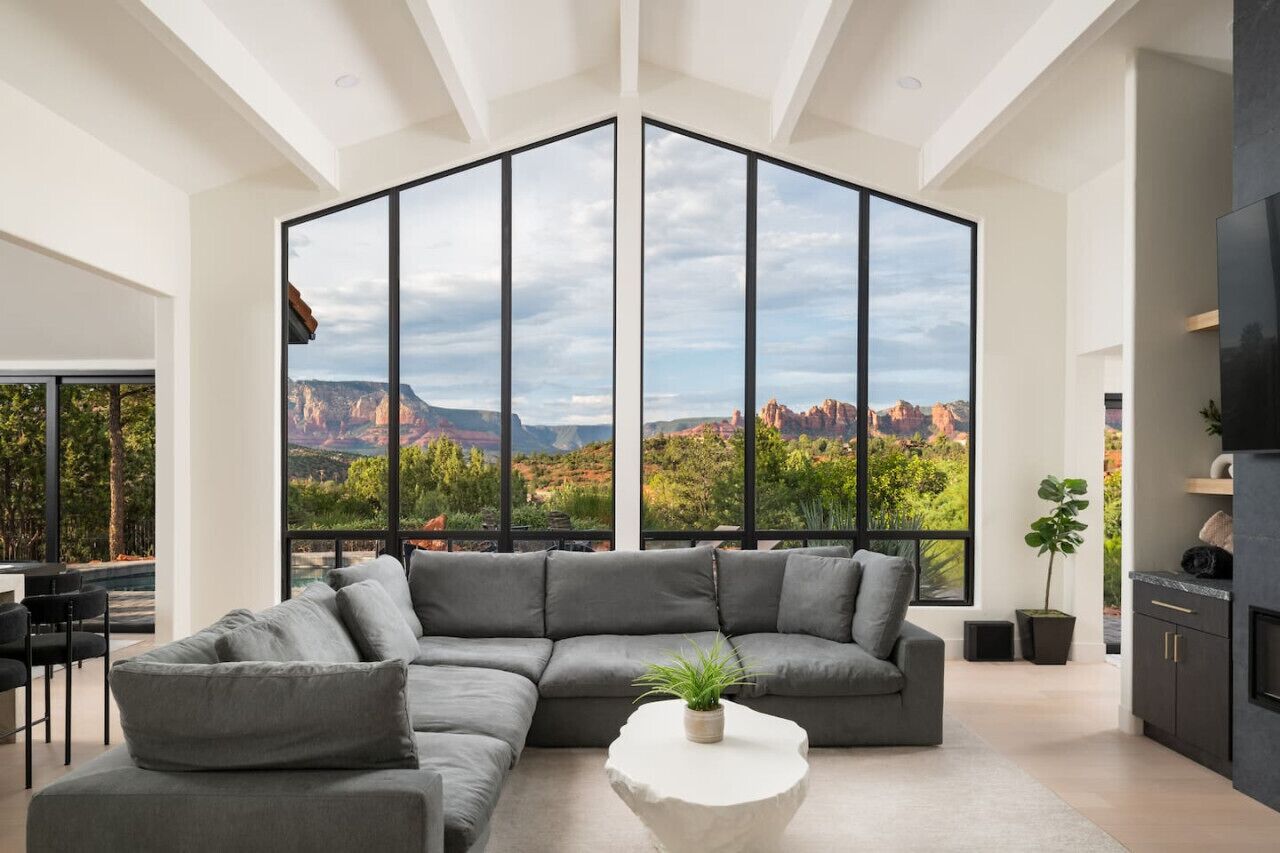 Una Smart TV, una chimenea, una mesa de tenis de mesa