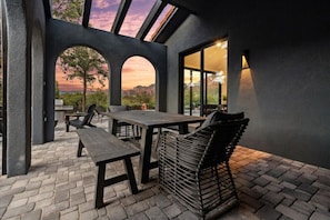 Outdoor dining - Lux 2-Acre Oasis: Pool, Spa, Views, Firepit (Sedona)