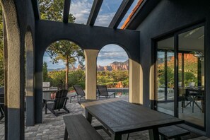 Outdoor dining - Lux 2-Acre Oasis: Pool, Spa, Views, Firepit (Sedona)