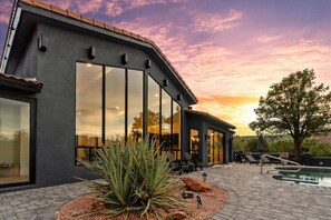 A heated pool - Lux 2-Acre Oasis: Pool, Spa, Views, Firepit (Sedona)