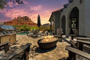 Terrace/patio - Lux 2-Acre Oasis: Pool, Spa, Views, Firepit (Sedona)