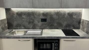 Monolocale Basic | Cucina privata | Mini-frigorifero, microonde, piano cottura, pentole/stoviglie/utensili