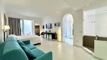Junior Suite, Hot Tub | Peti besi dalam bilik, kalis bunyi, seterika/papan seterika