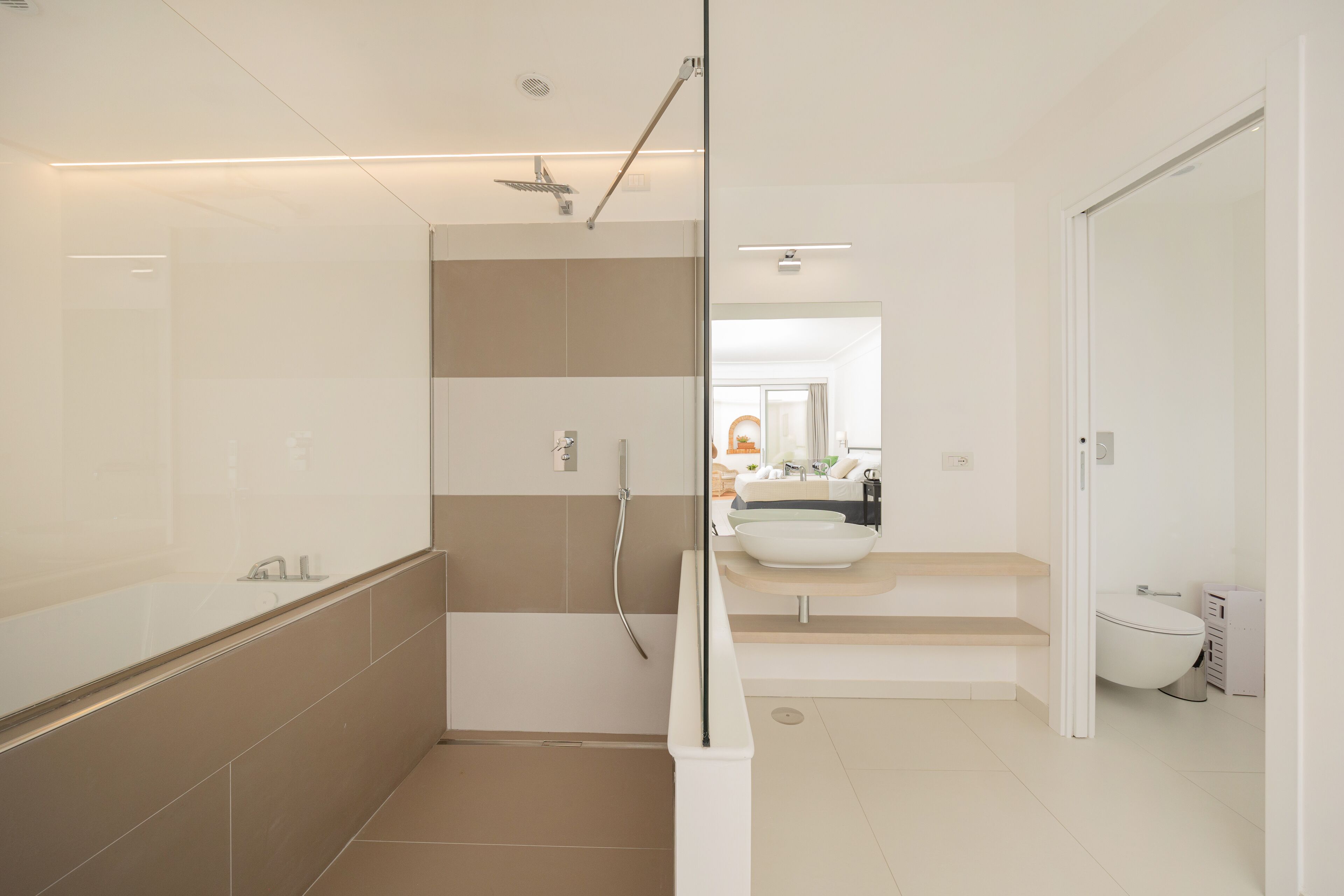 Un baño moderno con bañera, ducha y lavamanos.