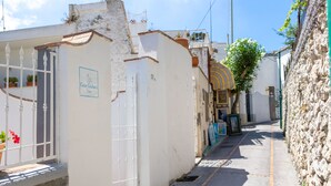 A narrow street with a white building labeled "Casa Giuliani Capri." - Casa Giuliani Capri (Capri)