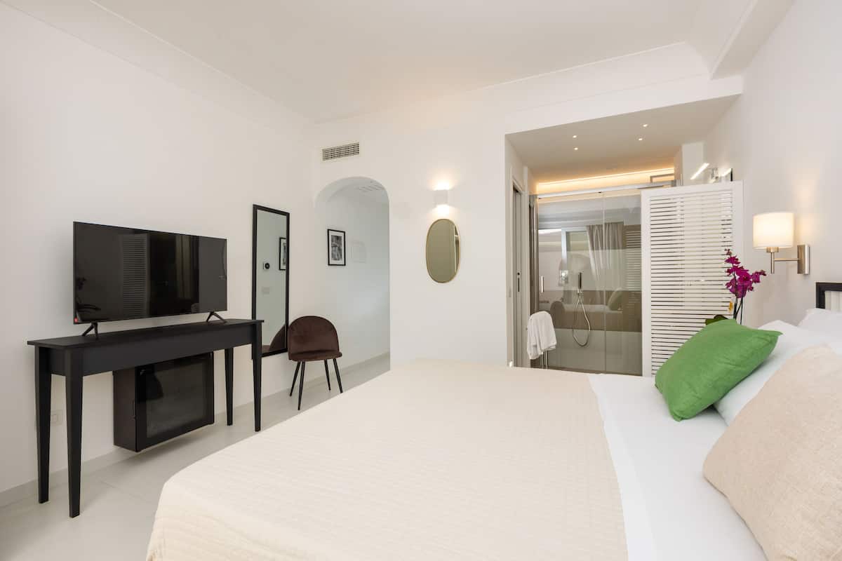 Comfort Double Room | 1 bedroom, in-room safe, soundproofing, iron/ironing board