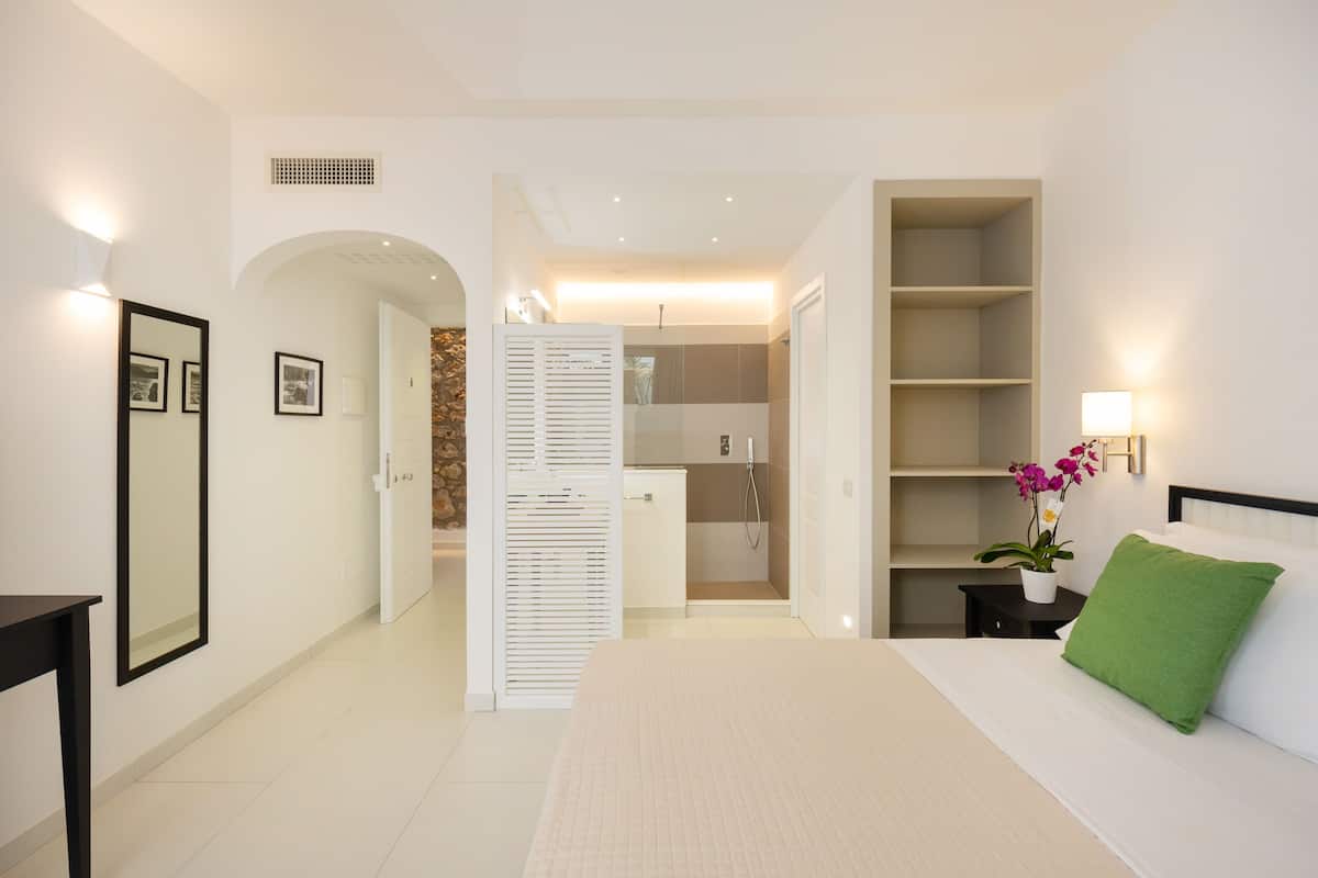 Comfort Double Room | 1 bedroom, in-room safe, soundproofing, iron/ironing board