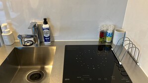 大型冷蔵庫、電子レンジ、オーブン、コンロ