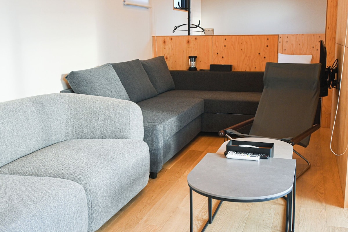Villa – basic | Oppholdsområde | Flatskjerm-TV