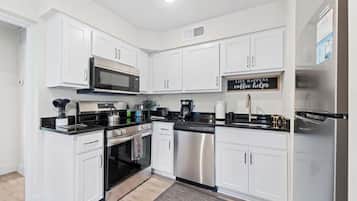 Kylskåp, mikrovågsugn, ugn och spishäll