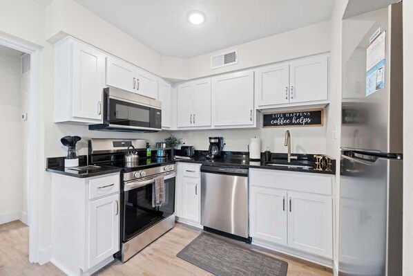 Kylskåp, mikrovågsugn, ugn och spishäll