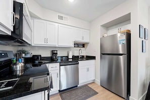Réfrigérateur, four à micro-ondes, un four, surface de cuisson