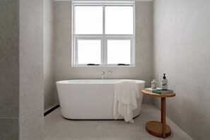 Douche, sèche-cheveux, serviettes fournies