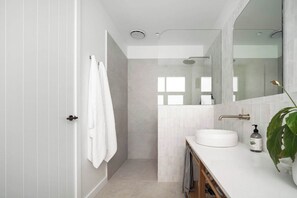 Douche, sèche-cheveux, serviettes fournies