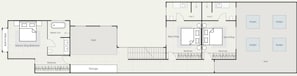 Un hôtel comprenant une suite principale avec un grand lit, une salle de bain attenante, des lits de type « king size », des fenêtres de toit, des espaces de rangement et un toit-terrasse.