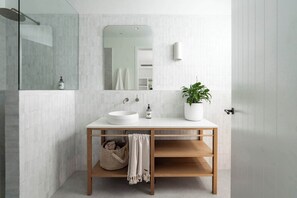 Douche, sèche-cheveux, serviettes fournies