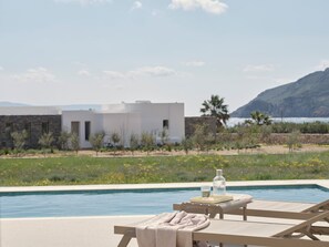 Outdoor pool - Mosaic Villas (Paros)
