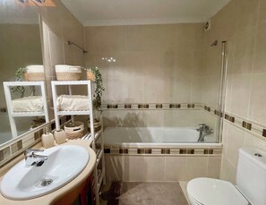 SĂšche-cheveux, serviettes fournies, papier toilette