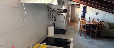 Refrigerador, microondas, parrilla de estufa y cafetera y tetera