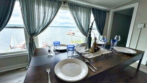 Mesa para dos personas con vista al agua.