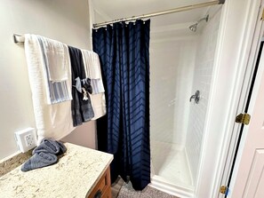 Douche, sĂšche-cheveux, papier toilette