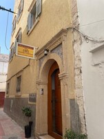 Un edificio con un letrero que indica 'Riad Essaouira', un hotel residencial.