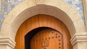 A wooden door with the number 10, set in a stone archway. - Riad Essaouira (Essaouira)