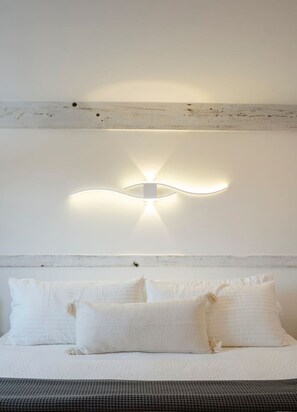1 bedroom, iron/ironing board, free WiFi, bed sheets - Romantic Tobacco Barn Getaway (Gordonville)