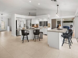 Frigorífico, microondas, horno y lavavajillas