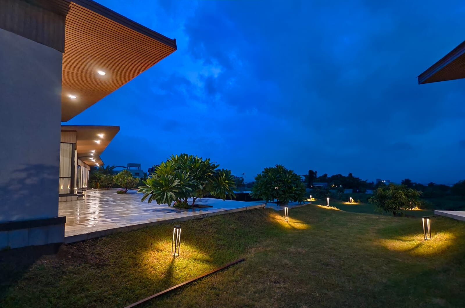 A modern building with a flat roof and a covered outdoor area.