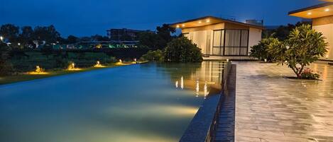 Una piscina al aire libre