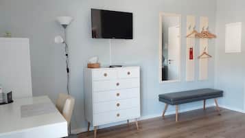 Chambre Simple Deluxe, non-fumeurs, cuisine (7) | Coin séjour | Télévision de 32 pouces avec chaßnes par satellite