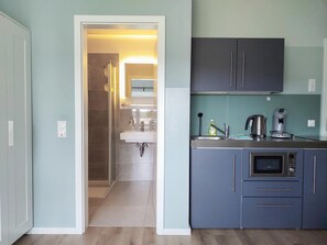 Deluxe Double or Twin Room, Non Smoking, Kitchen (1) | Bathroom - triple a Apartments in Altfeld (Marktheidenfeld)