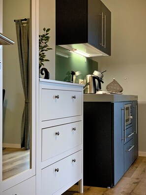 Suite estudio Deluxe, cocina, vistas al jardín (3) | Cocina privada | Frigorífico, microondas, horno y placa de cocina