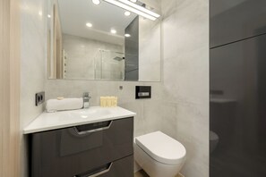 公寓, 2 間臥室, 陽台 | 浴室 | 淋浴設備、免費盥洗用品、毛巾、肥皂