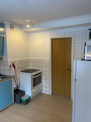 Fridge, microwave, oven, stovetop - Gemütliche Ferienwohnung in Småland am Badesee (Kronobergs län)
