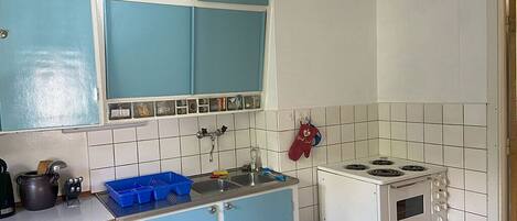 Kylskåp, mikrovågsugn, ugn och spishäll