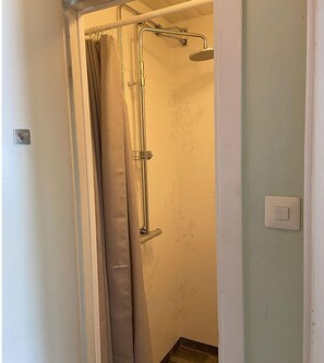 Dusche, Haartrockner, Handtücher, Seife