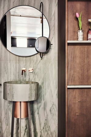 Chambre Confort double | Salle de bain | Douche, douche cascade, articles de toilette (gratuits)