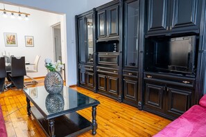 Smart TV, books - NDK Top Center Sofia Two Bedroom Apartment with ACC (Sofia)