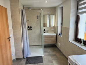 مجففات شعر، مناشف، صابون، شامبو