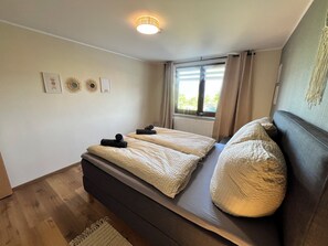 2 عدّة غرف نوم ومكواة/لوح كي وسرير سفر وواي فاي